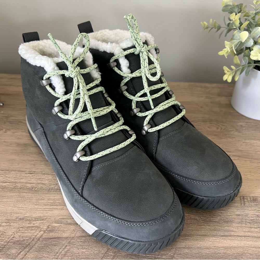 New without box The North Face Women's Sierra
Mid Lace Water Proof Boots size 11
